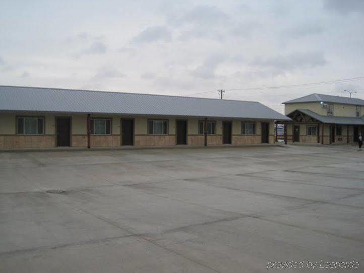 Winterton Suites Williston Exteriör bild