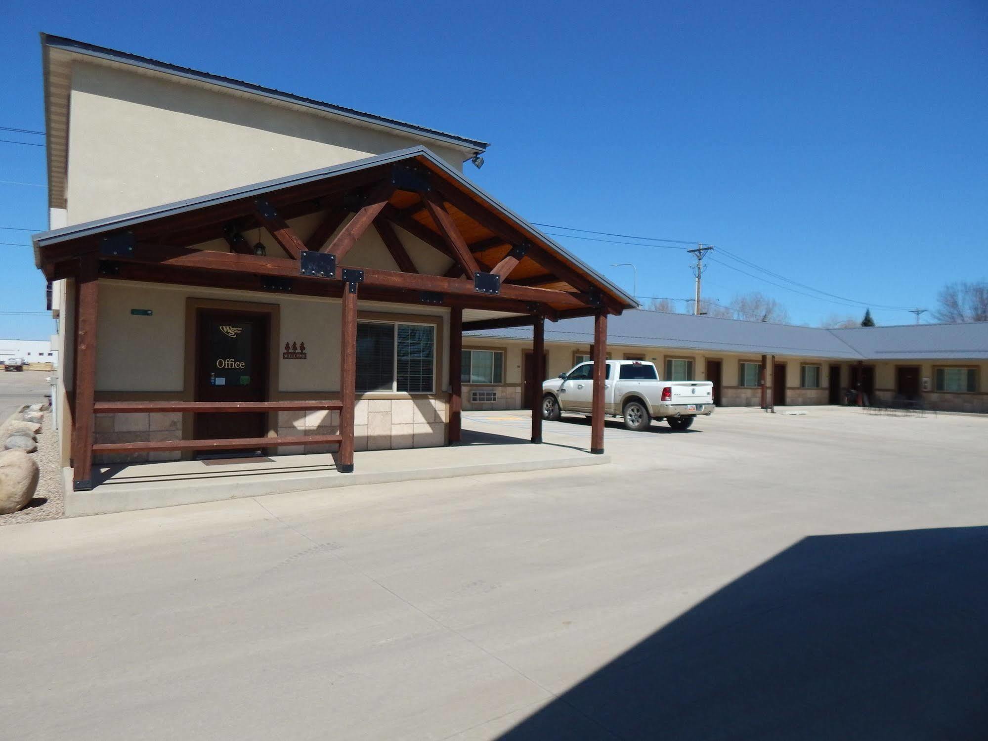 Winterton Suites Williston Exteriör bild