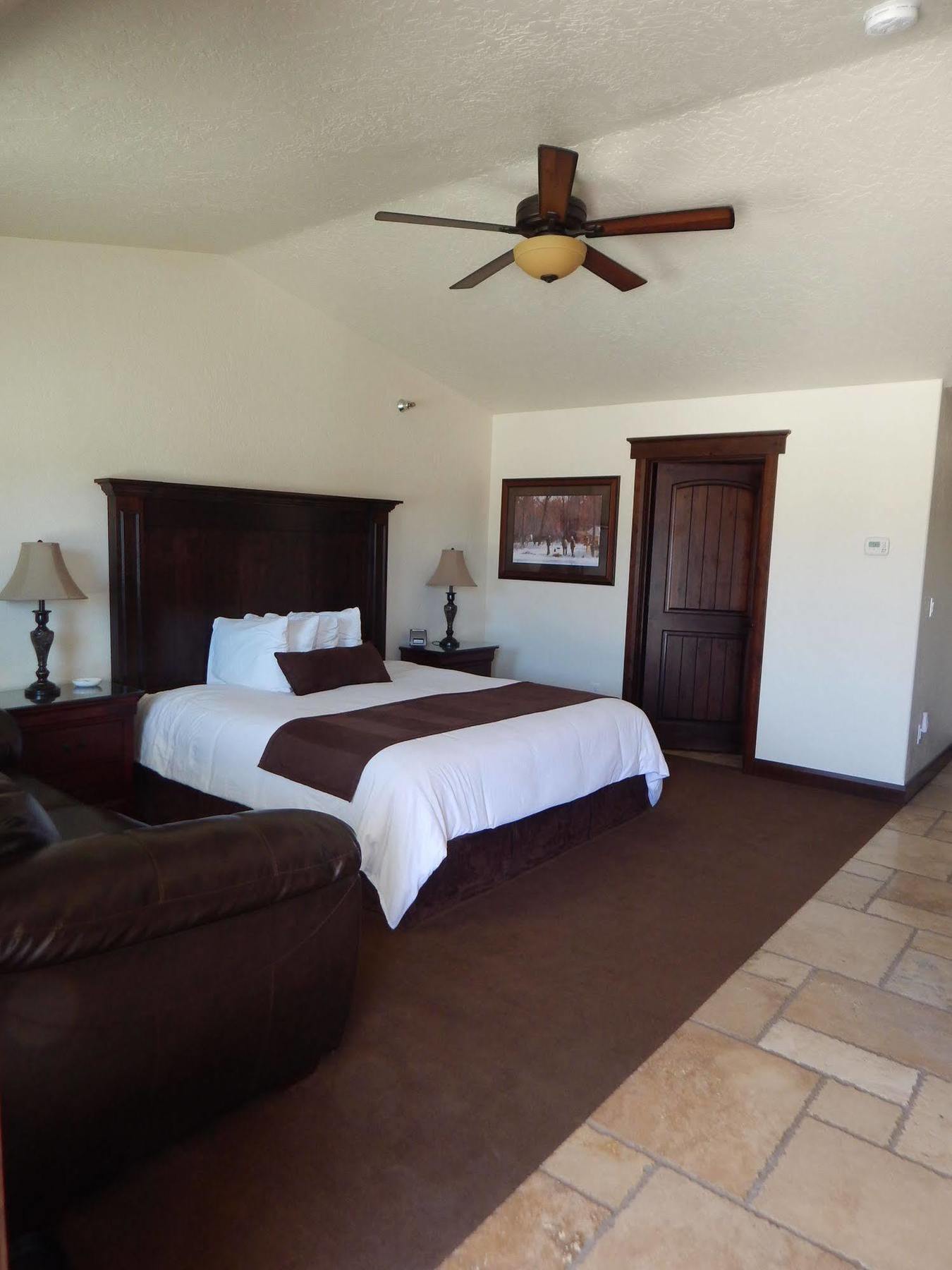 Winterton Suites Williston Exteriör bild
