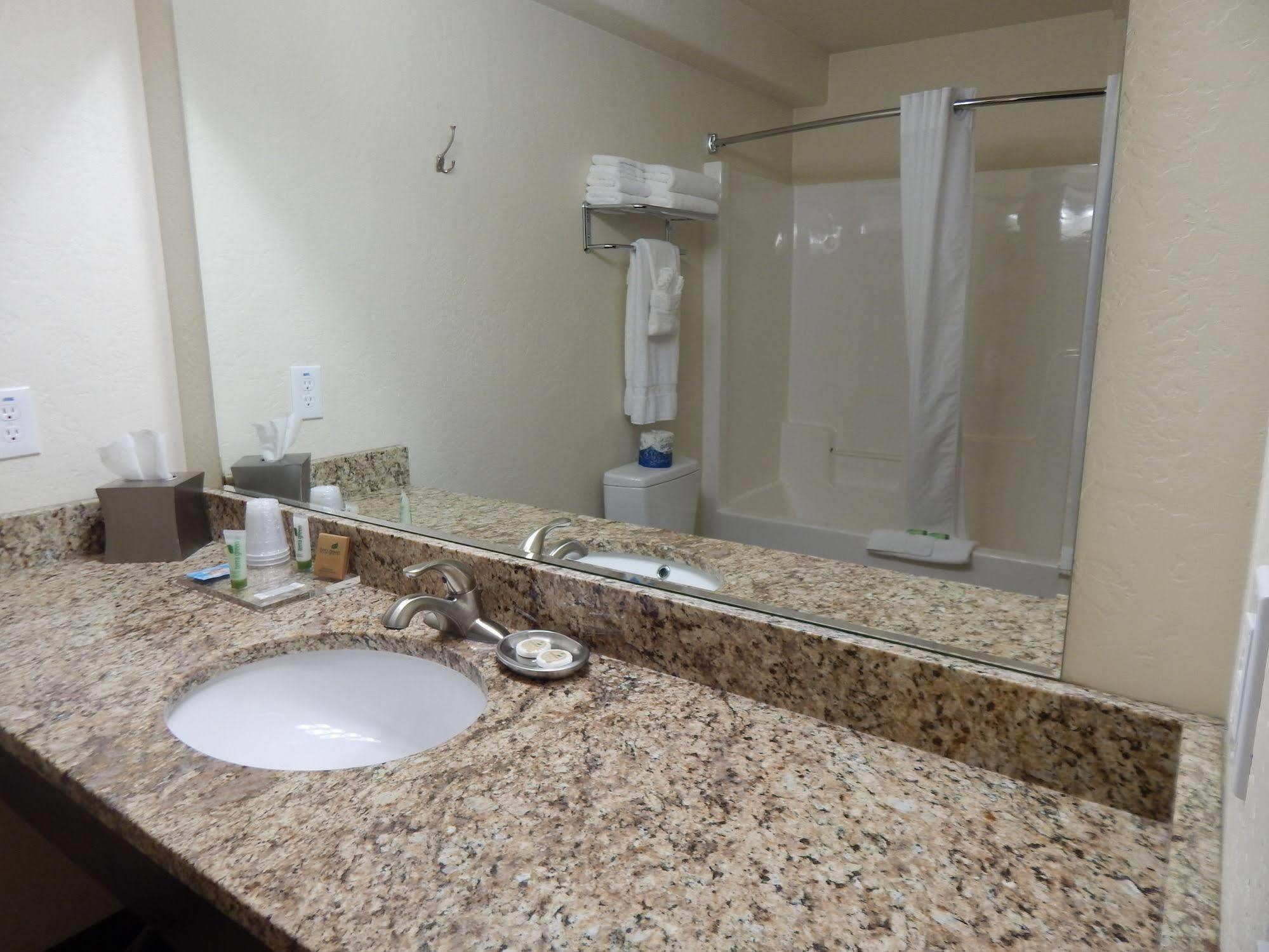 Winterton Suites Williston Exteriör bild