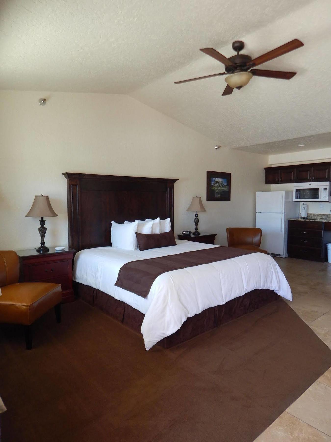 Winterton Suites Williston Exteriör bild